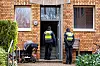 Polizisten vor dem Wohnhaus.