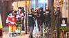 Rettungskräfte versorgen den Verletzten, Polizisten sichern den Tatort in Pinneberg.