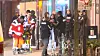 Rettungskräfte versorgen den Verletzten, Polizisten sichern den Tatort in Pinneberg.