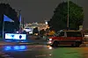 Ein Einsatzfahrzeug vor dem Eingang der Werft in Steinwerder. Im Hintergrund: die AIDAsol.