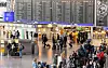 Nach der Entdeckung einer neuen Virusvariante will die Bundesregierung den Flugverkehr mit Südafrika einschränken (Symbolbild).