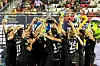 Deutschlands Hockey-Herren heben den Pokal hoch