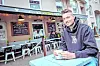Hauke Wahl zeigt uns sein Hamburg – hier im Café „Was wir wirklich lieben“ in Eppendorf
