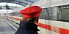 Ein Zugbegleiter am Berliner Hauptbahnhof (Archiv).