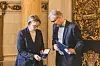 Frau und Mann beugen sich über einen Orden
