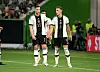 Niklas Süle und Nico Schlotterbeck zusammen auf dem Feld beim Spiel gegen Japan.