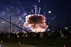 Ein Feuerwerkskörper explodiert in zu niedriger Höhe über Zuschauen beim Abschlussfeuerwerk der Rheinkirmes.