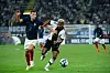 Serge Gnabry (r.) und Benjamin Pavard (l.) im Zweikampf