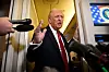 US-Präsident Donald Trump spricht in der Air Force One zu Reportern.