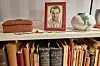 Ein Bilderrahmen mit einer Fotografie des Schriftstellers Wolfgang Borchert steht auf einem Bücherregal in der „Borchert-Box“ der Universitätsbibliothek Hamburg.