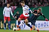 Marcell Jansen behauptet den Ball gegen Bayerns Bastian Schweinsteiger.