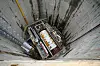 Eine Tunnelbohrmaschine von oben gesehen. Die Maschine besteht aus einem Zylinder in der Mitte und zwei Strukturen an den Seiten