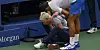 Novak Djokovic bei der Linienrichterin, der er einen Ball an den Hals schlug.