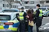 Mord in Lohbrügge, Röpraredder. Eine Frau wird von Polizeibeamten abgeführt.