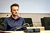 Manuel Riemann mit Hemd im Gerichtssaal