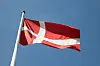 Eine dänische Flagge weht im Hafen von Helsingborg im Wind.