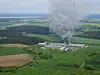 Sicht aus der Luft auf das Großfeuer in der Schweinemastanlage in Binde
