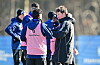Merlin Polzin unterhält sich im Training mit seinen Spielern