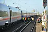 Fahrgäste werden aus dem ICE geleitet.