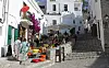 Touristen sitzen in einer Bar im Stadtzentrum von Ibiza-Stadt.