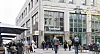 Passanten gehen auf der Breiten Strasse in der Innenstadt am Kaufhaus von Karstadt vorbei.