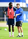 Jordan Torunarigha auf dem Trainingsplatz im Gespräch mit Merlin Polzin