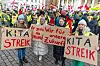 Hunderte Gewerkschaftsmitglieder auf einer Kundgebung in der Innenstadt von Schwerin. Verdi warnt vor einer Ausweitung der Streiks.
