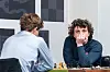 Hans Niemann (r.) in einer Partie gegen Magnus Carlsen