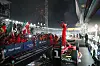 Carlos Sainz steht auf seinem Formel 1 Auto