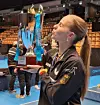 Annett Kaufmann mit Weltmeister-Pokal in den Händen, gibt einen Kuss in die Luft