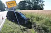 Der VW Caddy im Graben bei Basse. Der Fahrer irrte nach dem Unfall offenbar durchs angrenzende Feld.