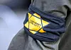 Bei einer Demonstration gegen die Einschränkungen durch die Pandemie-Maßnahmen der Bundesregierung am Brandenburger Tor trägt ein Teilnehmer eine Armbinde mit einem gelben Stern, der an einen Judenstern erinnern soll, mit der Aufschrift „Ungeimpft“.