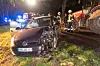 Einsatzkräfte neben dem beschädigten Volkswagen.