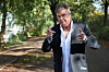 Auch mit über 70 hat der Mann noch die Coolness für sich gepachtet: David Hasselhoff zeigt eine seiner typischen Handgesten.