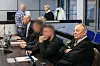 Die drei Angeklagten (hinten l., 2.v.r. und 3.v.r) sitzen zwischen ihren Anwälten im Landgericht Wuppertal.