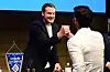 Shakehands: Marcell Jansen und Jonas Boldt bei der HSV-Mitgliederversammlung im Juni