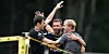 Sebastian Schachten (l.) feiert mit Markus Thorandt und dem damaligen Co-Trainer Timo Schultz einen Sieg im Fußball-Tennis beim Training.