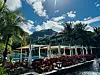 Das JW Marriott Mauritius Resort & Spa besticht durch seine eindrucksvolle Lage am Fuße des imposanten Bergs Le Morne Brabant.