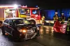 Beschädigtes Auto und Feuerwehr