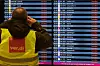 Ein Mann mit Verdi-Weste fotografiert während eines Warnstreiks am Flughafen Berlin-Brandenburg BER eine Anzeigetafel, auf der alle Flüge als gestrichen angezeigt werden. Die Gewerkschaft Verdi hat zu einem ganztägigen Warnstreik am Flughafen Berlin-Brandenburg aufgerufen.