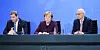 Bundeskanzlerin Angela Merkel sitzt zwischen Markus Söder (l.) und Peter Tschentscher.