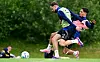Ein Zweikampf mit Folgen: Valon Zumberi und Ludovit Reis beim ersten HSV-Training in Schneverdingen.