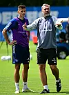 Dennis Hadzikadunic im Austausch mit HSV-Trainer Tim Walter