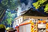 Die Feuerwehr löscht den Brand über eine Drehleiter.