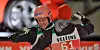 Oberstdorf-Sieger Karl Geiger landete seine beiden Sprünge bei 127 und 136,5 Metern, Markus Eisenbichler gratuliert.