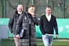 Ralph Hasenhüttl (Trainer des VfL Wolfsburg), Marcel Schäfer (Geschäftsführer) und Bernd Osterloh von Volkswagen sind auf dem Trainingsgelände des VfL Wolfsburg.
