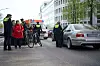 Die Polizei befragt Zeugen an der Unfallstelle
