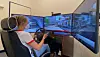 Eine Frau sitzt im Fahrsimulator am UKE.
