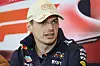 Max Verstappen mit Cap bei einer Pressekonferenz.
