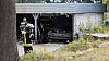 Mann unter Auto eingeklemmt